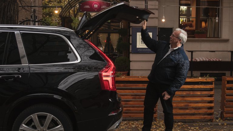 С Йоран Свенсон правим разходка из София с новото Volvo XC90. 
Volvo XC90 Excellence Plug-in Hybrid е най-луксозният модел в историята на Volvo.
Той е 4-местен SUV с водещи в света функции за безопасност, много висок клас
изработка на интериора и изцяло нов двигател – T8 Plug-in Hybrid
"Volvo в Швеция винаги е било символ на сигурност и стабилност, което много отговаря и характера на шведите.", казва Йоран. 
"Ако гледаме исторически, Volvo стои в основата на много иновации, свързани със сигурността като например 3 точковия колан."