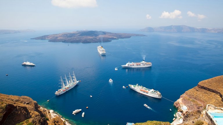 Санторини е обичайна спирка на круизните кораби.