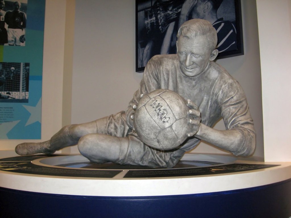 Sculpture_of_Bert_Trautmann