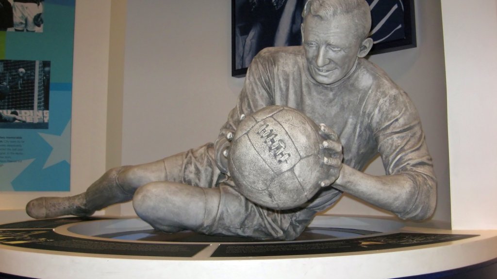 Sculpture_of_Bert_Trautmann