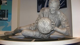Sculpture_of_Bert_Trautmann