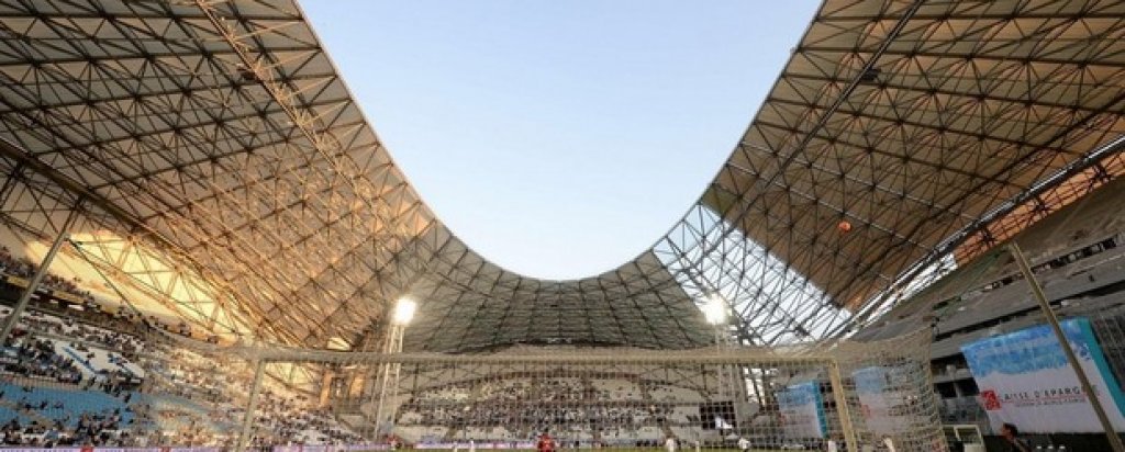 „Стад Велодром“ в Марсилия разполага с чисто нов покрив и с 67 394 места. От груповата фаза там ще са мачовете Англия – Русия (11 юни), Франция – Албания (15 юни), Исландия – Унгария (18 юни), Украйна – Полша (21 юни), един четвъртфинал на 30 юни, както и полуфинал на 7 юли.