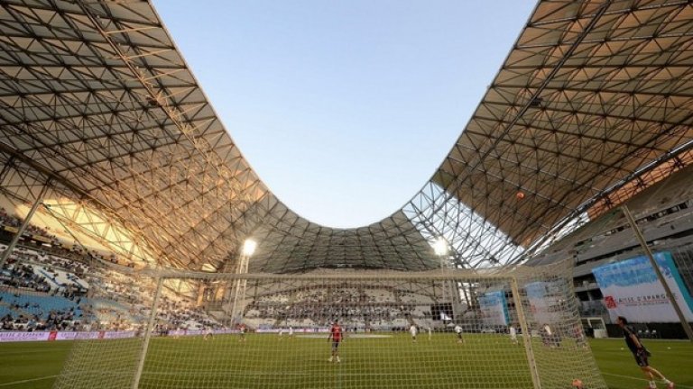 „Стад Велодром“ в Марсилия разполага с чисто нов покрив и с 67 394 места. От груповата фаза там ще са мачовете Англия – Русия (11 юни), Франция – Албания (15 юни), Исландия – Унгария (18 юни), Украйна – Полша (21 юни), един четвъртфинал на 30 юни, както и полуфинал на 7 юли.
