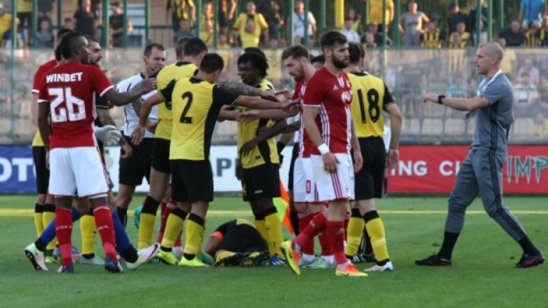 Срещата беше белязана от много напрежение, червени картони и за двата тима и протести срещу съдийските отсъждания в „Коматево“.