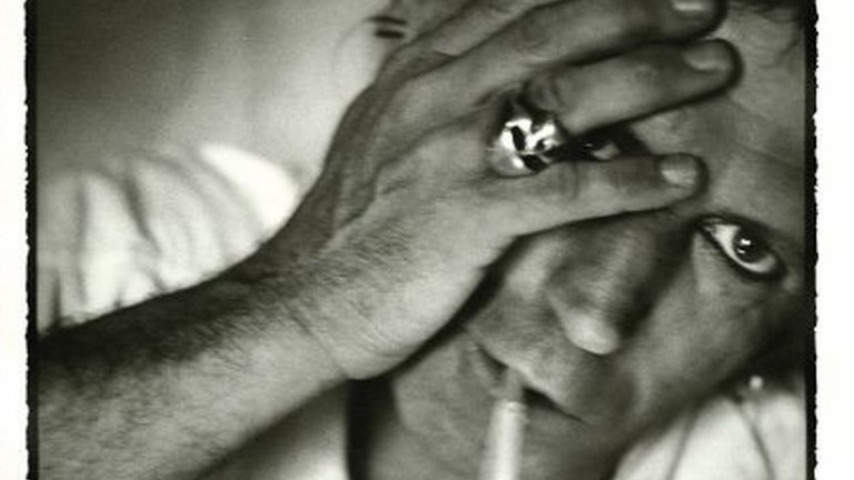LIFE Кийт Ричардс
Музиката има своите легенди и Кийт Ричардс е една от тях. Автобиографията му събира в себе си бурната житейска и творческа история на китариста на Rolling Stones, който заедно с колегите си от бандата създава мелодии и текстове, разбунили света. Разказ на самия Ричардс за детството му, ученето на китара, първия досег до славата, създаването на хитове, пристрастяването към наркотиците, споровете и сдобряването с Мик Джагър и какво ли още не.