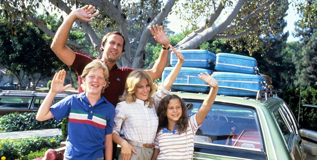 National Lampoon’s Vacation/ ”Семейство Гризуолд във ваканция”
Тук отново се вижда отпечатъкът на Реймис, който в случая поема режисьорска палка, за да екранизира злополуките на семейство Гризуолд и техните неуспешни опити да си прекарат ваканцията добре. Филмът представя едни абсурдно нелепи герои, които непрекъснато попадат в дори още по-абсурдни ситуации. Толкова е успешен, че след него идват цели четири продължения.