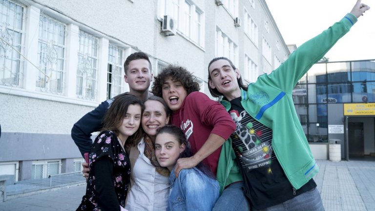 "Петя на моята Петя"
Филмът е посветен на поетесата Петя Дубарова, но въпреки това той не е биографичен, казват сценаристите му Нели Димитрова и Валентина Ангелова. Сюжетът му се развива едновременно в миналото и в бъдещето, като разказва историята на две тинейджърки – Петя Монова и Петя Дубарова.
Съвременната героиня е поставена пред екзистенциални въпроси, за които трябва да намери отговор – как да се справи с разочарованието от любовта, дали трябва да продължи да се бори независимо от всичко, или ако остане на 17 години и запази своите идеали, ще се спаси от това да се превърне в скучен възрастен. Поставена между живота и смъртта, тя трябва да избере дали да остане жива или да последва своята любима поетеса.
Режисьор на филма е Александър Косев, а в актьорския състав са Алиса Атанасова, Александра Костова, Алена Вергова, Юлиян Вергов, Ясен Атанасов, Албена Павлова, Васил Банов. Много от участващите актьори са родени и свързани с Бургас - родния град на поетесата.