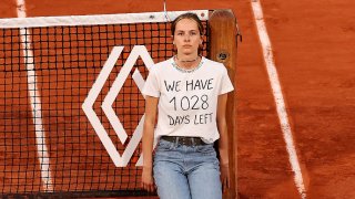 "Остават ни 1028 дни": Защо зрителка се върза за мрежата на "Ролан Гарос"