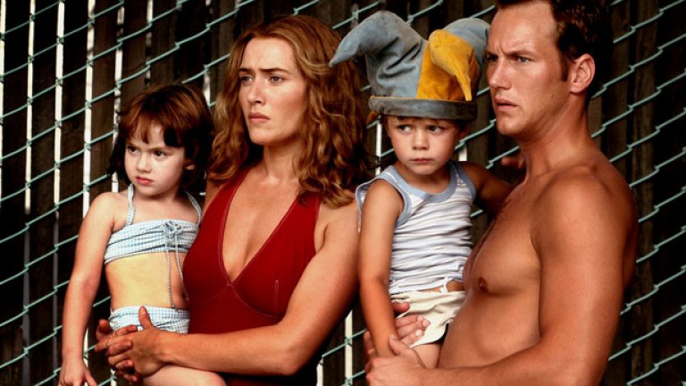 Кейт в ролята на майка и домакиня, която влиза в опасна любовна афера с друг родител, във филма на Тод Фийлд от 2006-а година "Малки деца".