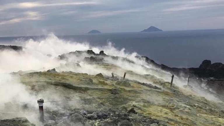 ВулканоАко обичате пейзажите и дивата природа, островът Вулкано е перфектен. Миризмата на сяра, примитивната флора и скалният пейзаж са неописуеми и разкриват една от най-красивите панорами. Оттук се виждат други приказни острови като Стромболи, Липари и Панарея. На този остров е плажът на магарето, спокоен денем и светски нощем. Минералните извори на Вулкано са сред най-търсените и имат много добър ефект върху кожата.