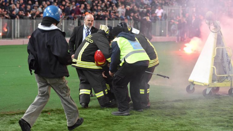 Пожарникар бе ударен от бомбичка, хвърлена от сектора на Наполи при забавянето на старта на мача.