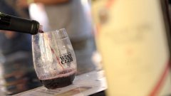 Всяка бутилка качествено вино съдържа сока на около 1,5 кг грозде, стъкло, тапа, капсула и етикет. Освен това в себестойността се калкулират разходи за труд, бъчви, режийни разноски, съхранение, търговска отстъпка и т.н