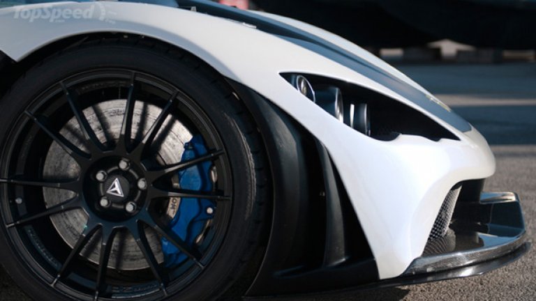 Колелата на Т500 са 19-инчови