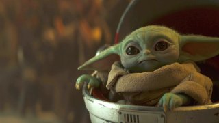 Дойде време за втория сезон на The Mandalorian - сериалът, който успя да очарова всички фенове на "Междузвездни войни", без значение мнението им за новите филми от франчайза. Но какво знаем за новите епизоди?
Специално за вас събрахме на едно място наличната информация - от героите, които се завръщат, през тези, които ще направят своя игрален дебют, до хората зад кулисите, които правят този космически уестърн така пленяващ.