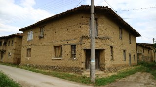 Уникалното село Мандрица - кирпичени къщи, красива природа и огромен туристически потенциал