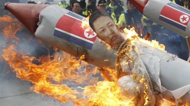 Лидерът на северна Корея Ким Чен-Ун изгаря на фалшива ядрена ракета в южнокорейски протест