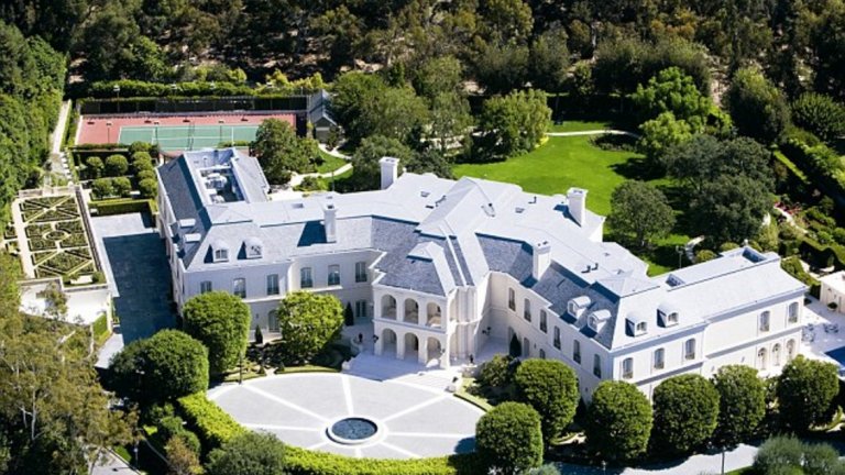 Луксозно имение в Калифорния
Въпросният имот има 14 спални и 27 бани и се простира на площ от 18 615,5 квадратни метра, но ще срещнете сериозна конкуренция за закупуването му – не кой да е, а семейство Бекъм вече са му хвърлили око.
