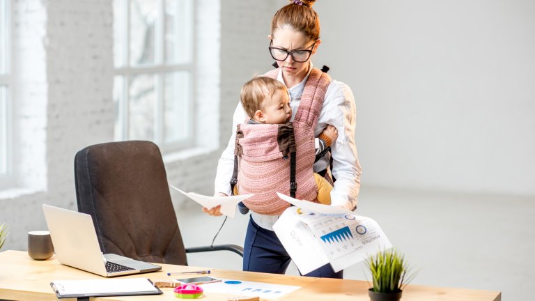 майка работеща майка, родител, семейство, родители, деца istock getty images