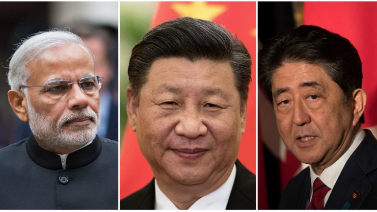 Индийският министър-председател Нарендра Моди (вляво) и японският му колега Шиндзо Абе (вдясно) търсят общия път за двете си държави срещу общата заплаха от Китай (по средата: лидерът на Китайската комунистическа партия Си Дзинпин).