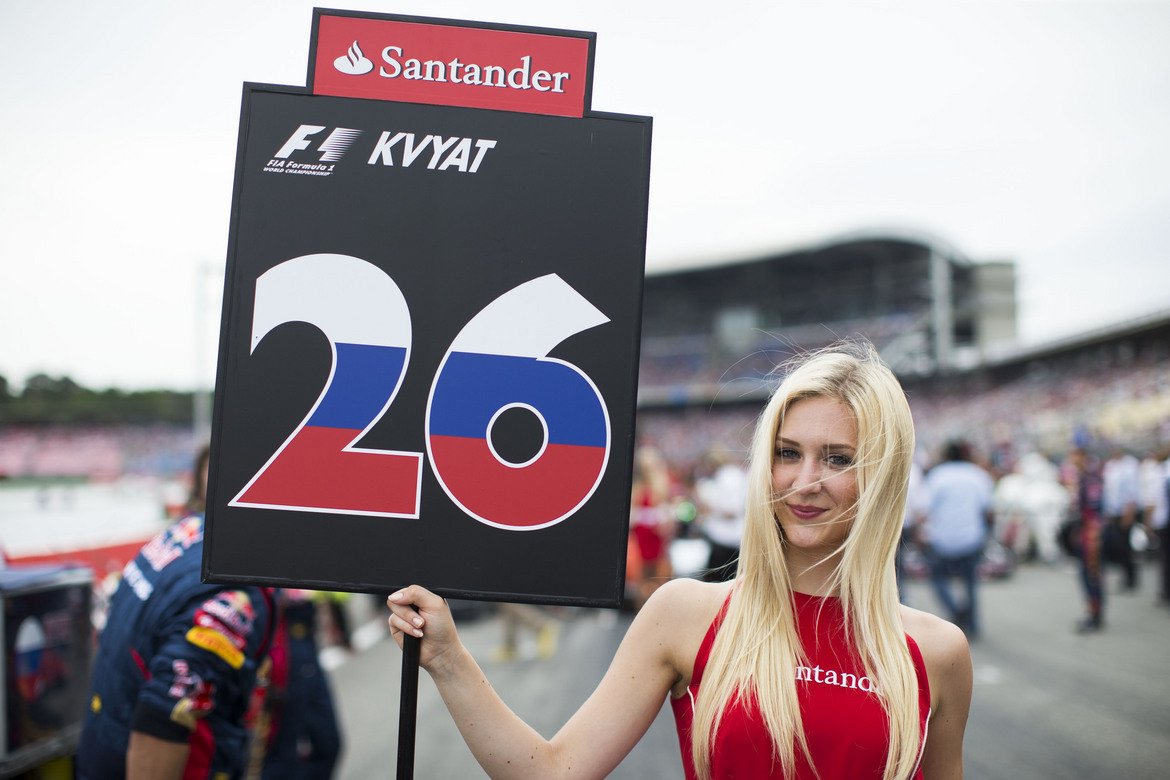 Основната работа на момичетата по време на състезанията от Формула 1 е да бъдат живи реклами на различни спонсори. В допълнение те държат табелки с имената на пилотите и номерата на стартовара решетка и стоят като фон по време на качването на пилотите на почетната стълбичка.

