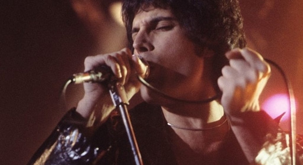 690px-Freddie_Mercury_performing_in_New_Haven,_CT,_November_1977