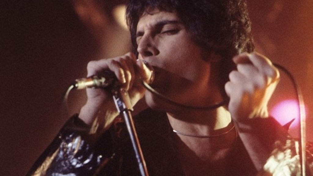 690px-Freddie_Mercury_performing_in_New_Haven,_CT,_November_1977
