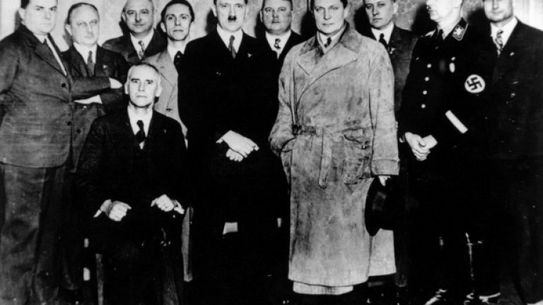 Още един мъж е излишен: Фюрерът позира със своите довереници. Годината е 1934, а Хитлер няма съмнение в лоялността на човека, който се намира по средата - между него и Гьоринг. Той стои зад шефа на щурмоваците Ернс Рьом и неговите специални части…