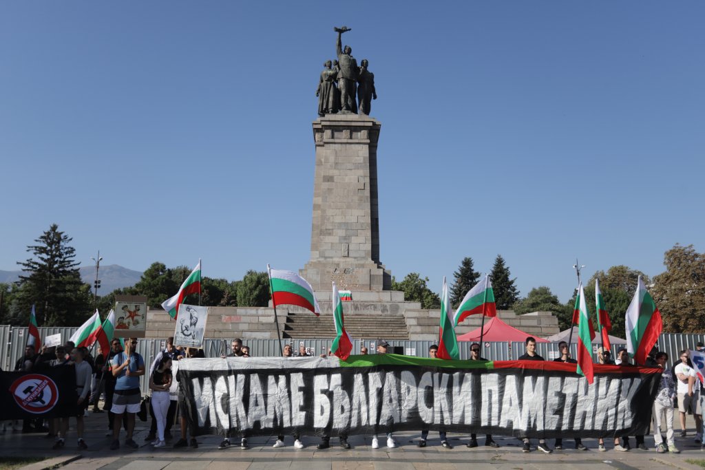 Десетки граждани се събраха с искане за демонтирането на Паметника на съветската армия
