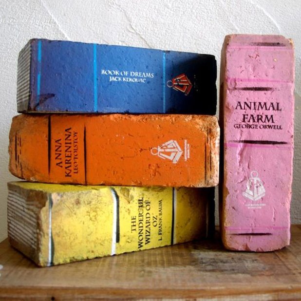 Тухли, направени на книги