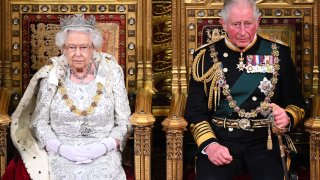 Най-възрастният (потенциален) крал

Бидейки на прага на 72-та си годишнина, принц Чарлз един ден евентуално ще бъде най-възрастният мъж, ставал крал на Великобритания... ако изобщо някога наследи короната от своята майка Елизабет II.

Кралицата е на престола вече 68 години, с което също подобрява рекорди - тя е най-дълго служилата като държавен глава жена в историята, най-възрастният монарх, най-дълго управлявалият монарх все още на власт и още.