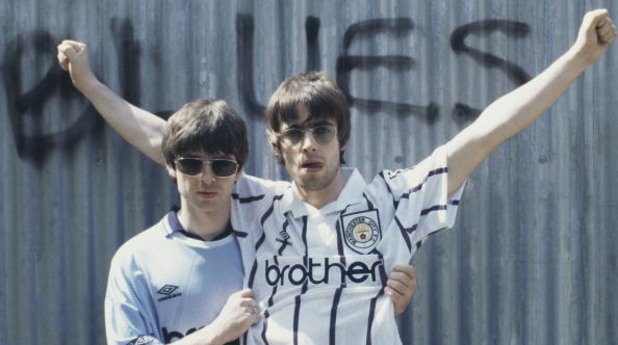 Манчестър Сити: Лиъм и Ноел Галахър
Братята Галахър от Oasis може и да не правят вече музика заедно, но и двамата са феновете на Сити. „Първият път, в който баща ми ме заведе на мач, бе на Сити срещу Нюкасъл на „Мейн Роуд“ през 1971 г. Оттогава съм фен на Сити“, споделя Ноел.