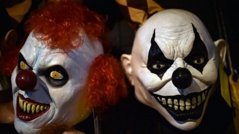 В Швеция се стигна и до кървав сблъсък - полицията съобщи за мъж, който е подгонен и намушкан с нож от човек с костюм на клоун