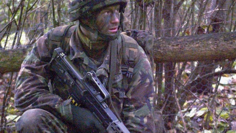 Принцът служи от 2005-та година. На снимката: по време на тренировка в Кралската Военна Академия Сендхърст, 2006-та