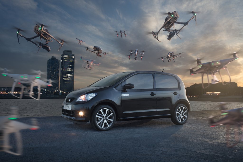 Seat Mii ElectricПовечето малки електромобили правят сериозен компромис с пространството в багажника, за да си осигурят по-голям пробег и по-просторно купе. Не и този Seat, който пристига с 250-литров багажник. Пробегът му също е съвсем приличен - почти 260 километра с едно зареждане. В допълнение електромобилът поддържа Seat Connect софтуера, който е с 10 години гаранция.
Mii Electric все още не е на българския пазар, а в Европа започва от 21 хил. евро.