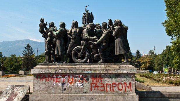 Паметникът на Съветската армия се оказва трибуна за политически идеи