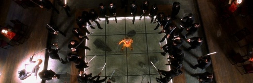 Беатрикс Кидо срещу The Crazy 88 в "Убий Бил" (Kill Bill, 2003)
Куентин Тарантино създава тази сцена на битка между Беатрикс Кидо (The Bride) и Crazy 88 в чест на Брус Лий. Комбинацията от стил, хумор и насилие е онова, което прави сцената запомняща се. След като убива Gogo, Беатрикс се изправя срещу O-Ren Ishii (Луси Лиу), за да се превърне битката след малко в масова. Тарантино не се бои от кръв, но ако тя ви смущава, може би няма да можете и да разберете замисъла зад всичко това. Нито пародията.