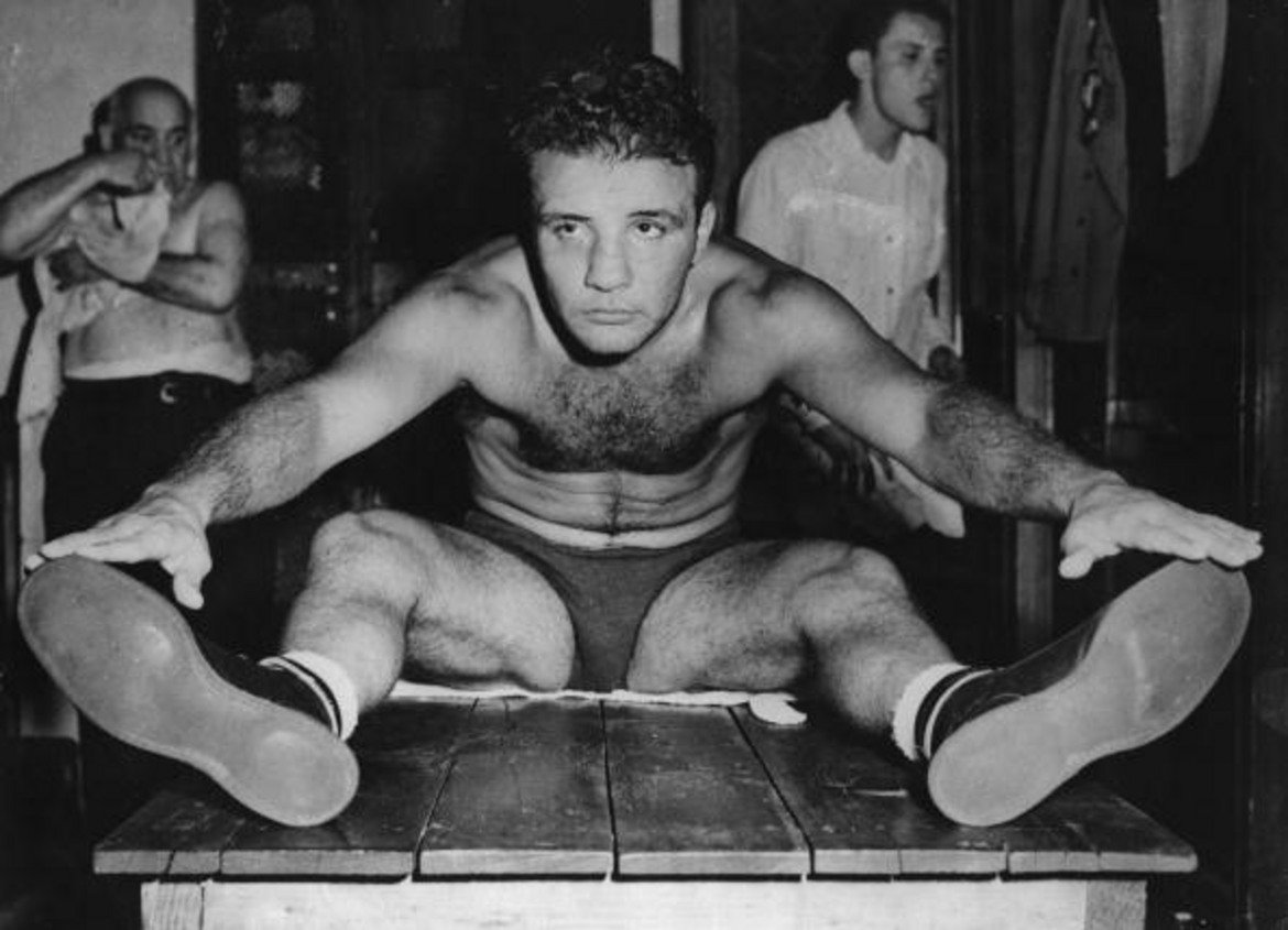 Бившият шампион по бокс Джейк ЛаМота (95 г.) почина на 19 септември. Благодарение на превъплъщението си в неговия образ в "Разяреният бик" на Мартин Скорсезе, Робърт де Ниро спечели втория си "Оскар" за най-добър актьор. 
