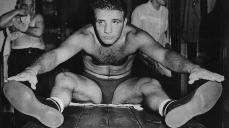 Бившият шампион по бокс Джейк ЛаМота (95 г.) почина на 19 септември. Благодарение на превъплъщението си в неговия образ в "Разяреният бик" на Мартин Скорсезе, Робърт де Ниро спечели втория си "Оскар" за най-добър актьор. 
