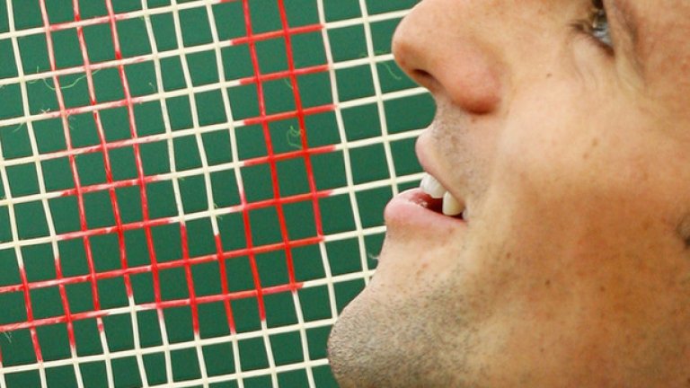 Усмивчицата на кордажа му е в унисон с чувството за хумор и вечната готовност да изригне с някоя хитова шега или лафове. Но в работата е сериозен и концентриран на ръба на човешките способности.