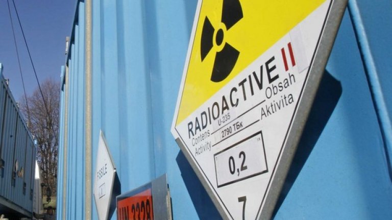 Технолози в областта на ядрената медицина 
С какво се занимават: приготвят радиоактивни изотопи за използване при диагностика в медицински процедури
Обща вреда (точки): 53.0

Основни рискови фактори:
1. Излагане на радиация - 100
2. Риск от заболявания и инфекции - 93
3. Излагане на замърсявания - 44