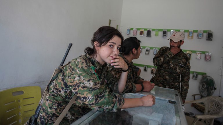 Доброволки в кюрдските редици