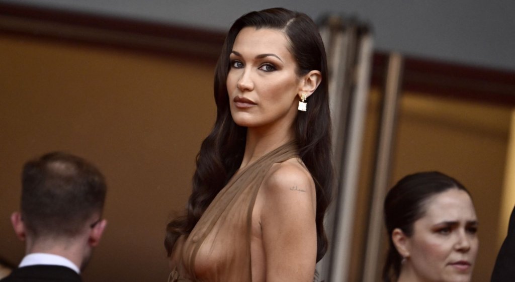 Бела Хадид
В интервю за списание InStyle Бела сподели, че през 2022 г. покрай отбелязването на Dry July (“сухият” юли) е решила да провери колко дълго може да издържи, без да близва алкохол. Моделът издържа на предизвикателството вече 2 години.