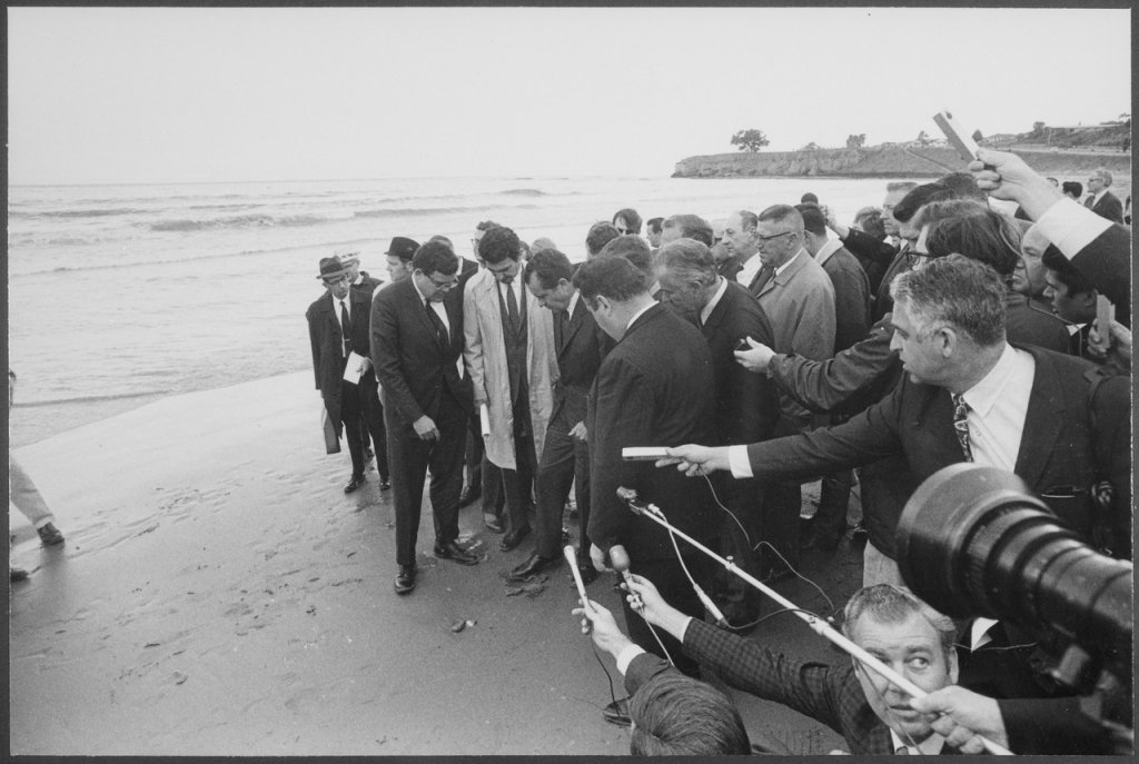Santa_Barbara,_Calif,_oil_slick_area_-_NARA_-_194617.tif