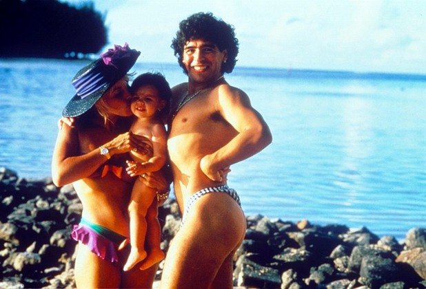 Диего Марадона със съпругата Клаудиа и дъщеря си Далама на плажа през 1989 г.