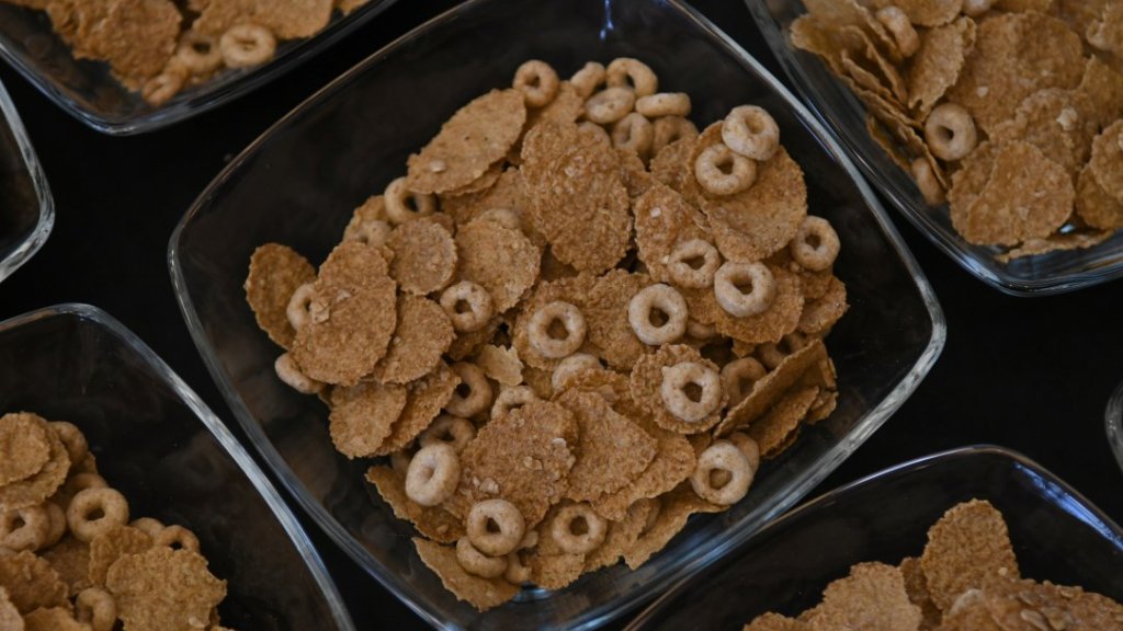 CheeriosOats_bowl