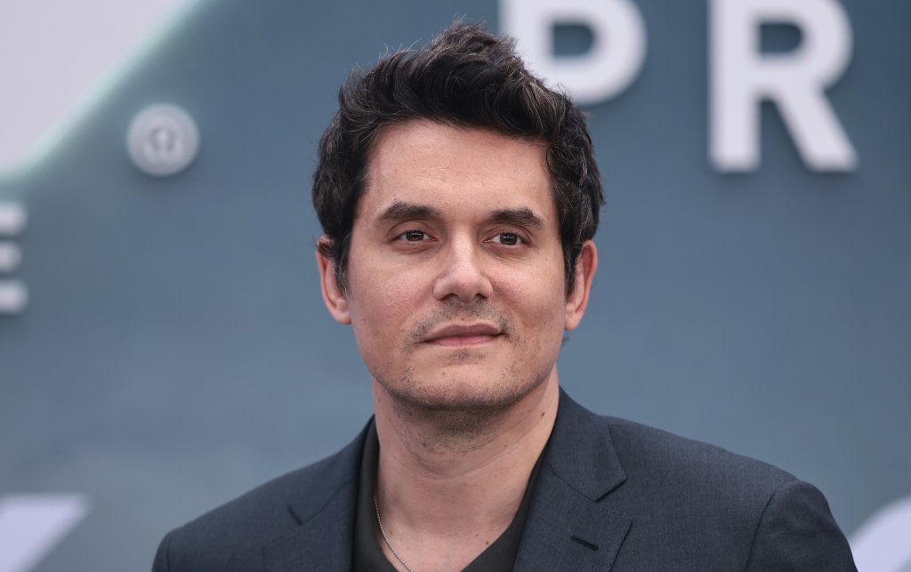 Джон Мейър
Тейлър Суифт е на 19 години, а Джон Мейър на 32, когато започват да си пишат в Twitter. Онлайн комуникацията им прераства в идея за съвместен музикален проект, а впоследствие и в романтична връзка, която продължава около половин година. 
След раздялата Суифт издава песента Dear John, в която обвинява Мейър, че я е манипулирал, използвайки разликата във възрастта им.
Макар певицата никога да не е потвърждавала, че песента е за него, в интервю за Rolling Stone през 2012 г. Мейър признава, че се е припознал като лирическия герой в текста и се е почувствал унизен, когато песента се превърна в хит.