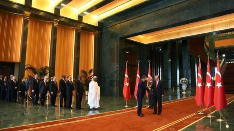 Президентът Ердоган посреща гости на церемонията, която отбелязва основаването на модерна Турция през 1923, когато Османската империя е преобразувана