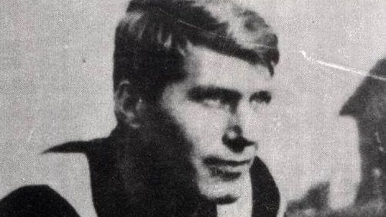 Редно е да отбележим, че макар и да завърши житейския си път като играч на Левски, "футболният благородник" Никола Котков е преди всичко легенда на Локомотив (София)