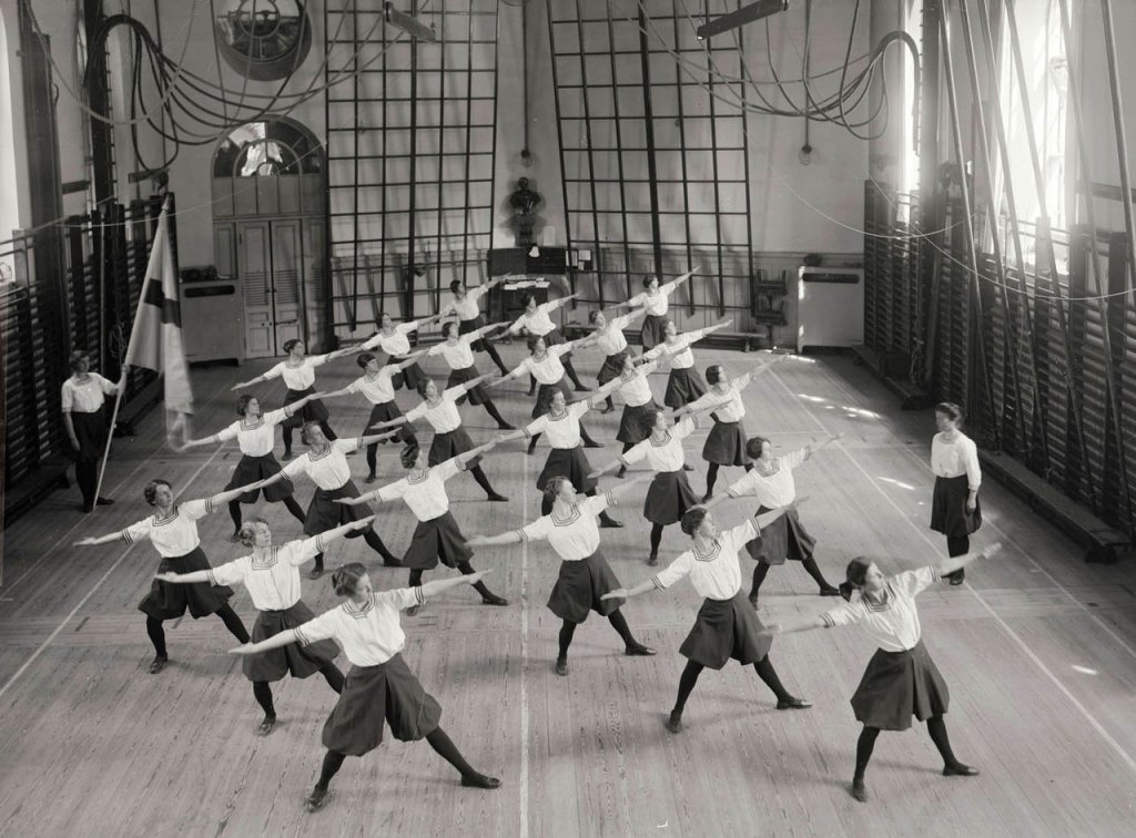 1280px-Damgymnastik._Gymnastiska_centralinstitutet,_Hamngatan_19,_Norrmalm,_Stockholm_-_Nordiska_Museet_-_NMA.0034300