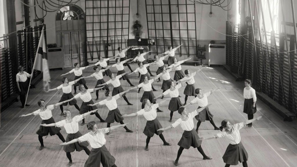 1280px-Damgymnastik._Gymnastiska_centralinstitutet,_Hamngatan_19,_Norrmalm,_Stockholm_-_Nordiska_Museet_-_NMA.0034300